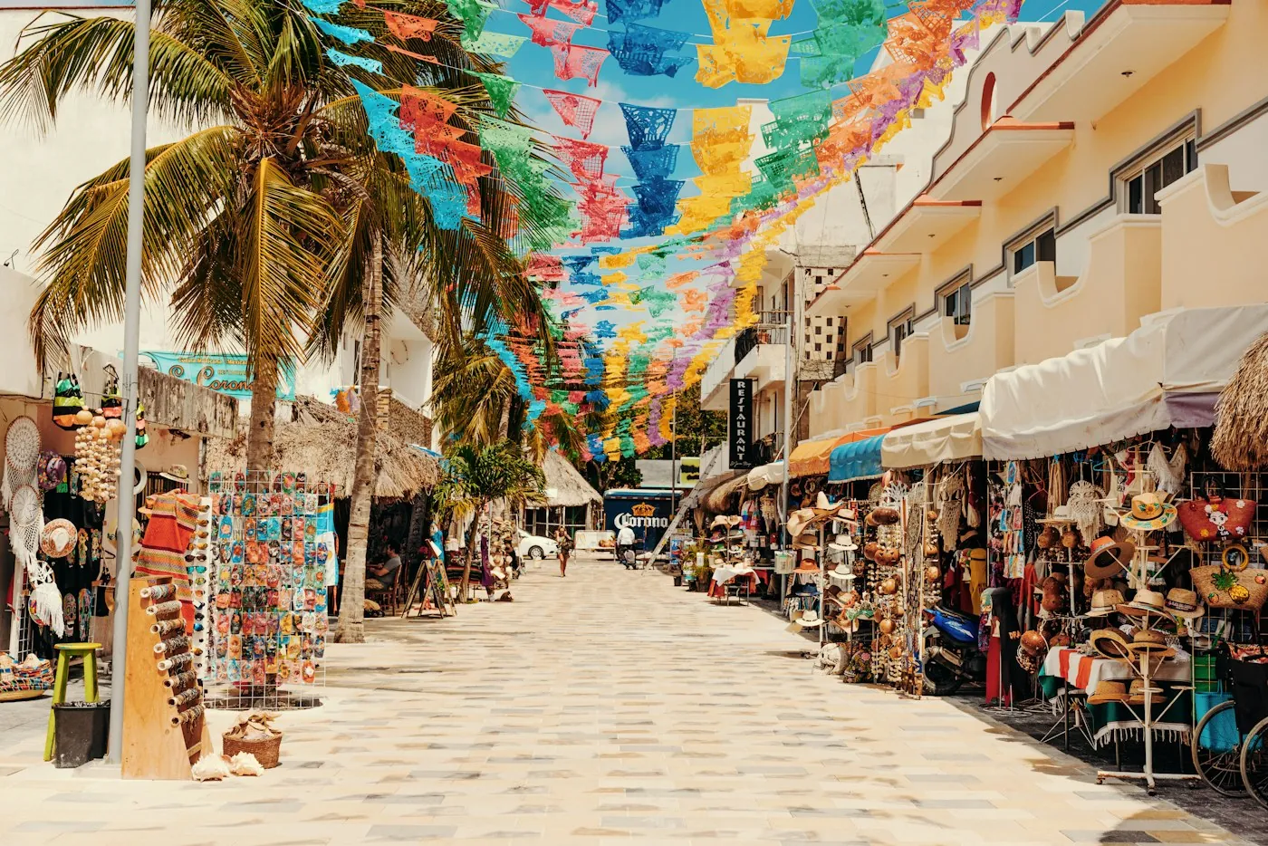 Rue commerçante décorée de fanions colorés