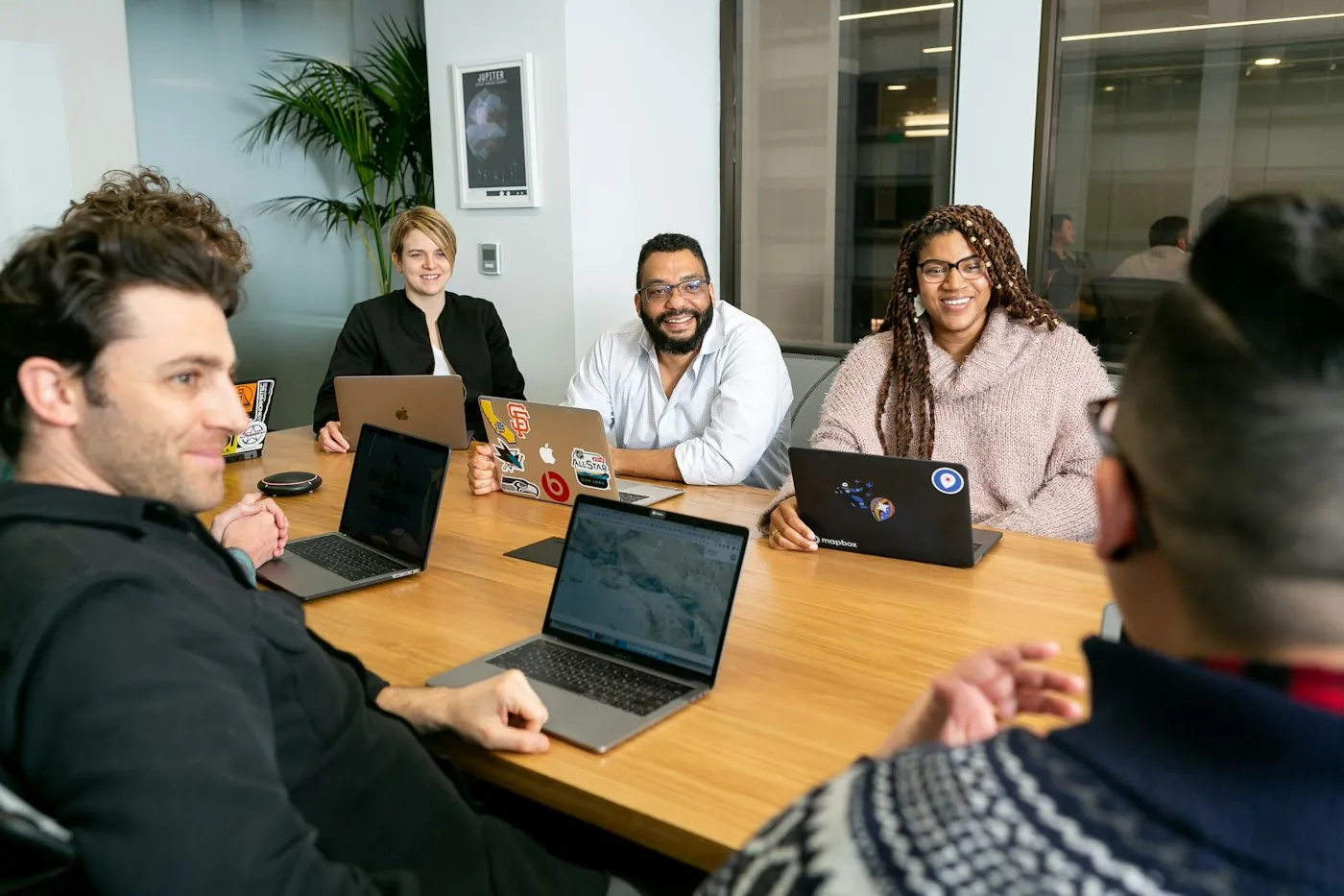 Équipe qui construit un plan d'action marketing