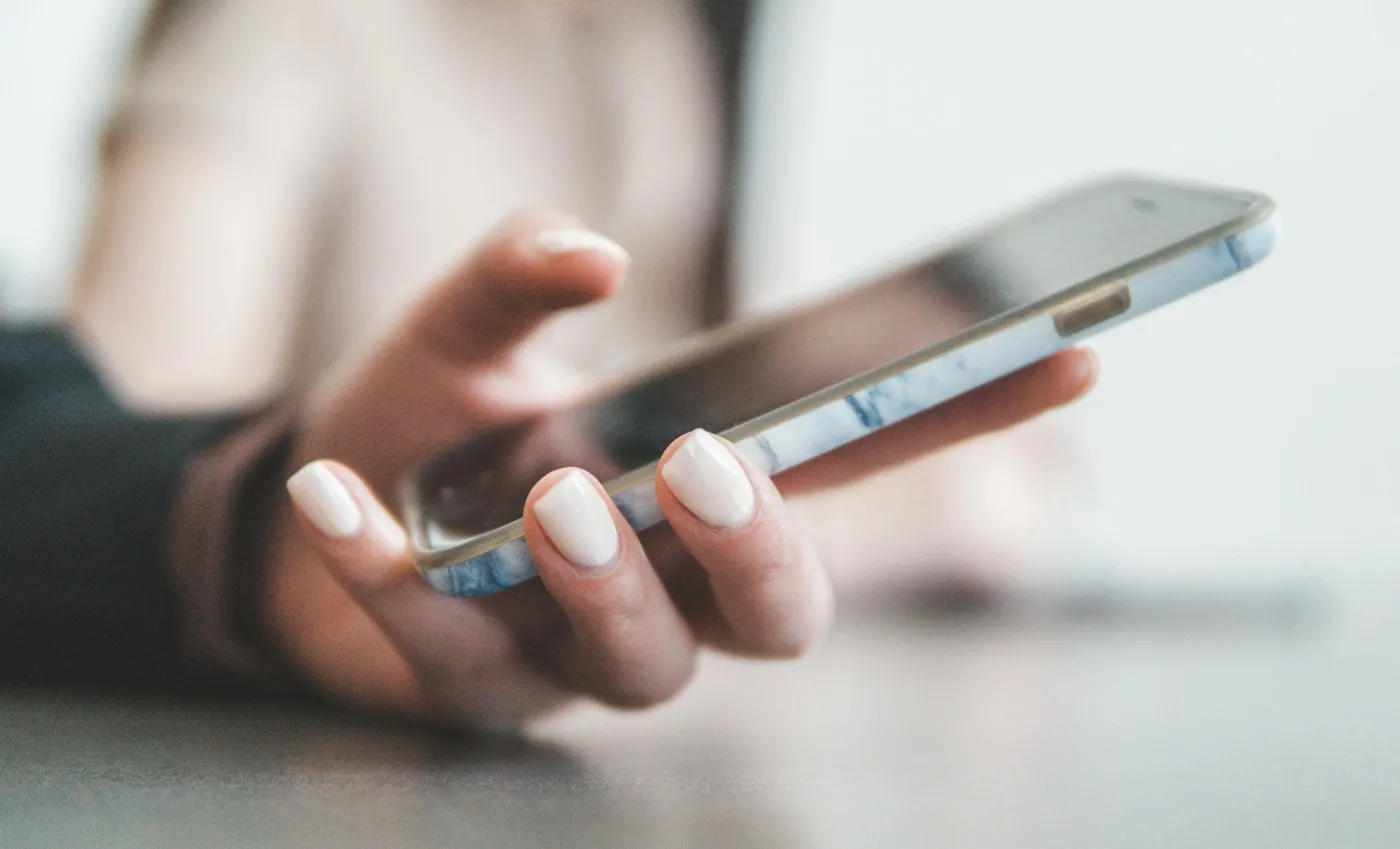 Consultation de résultats sur un smartphone