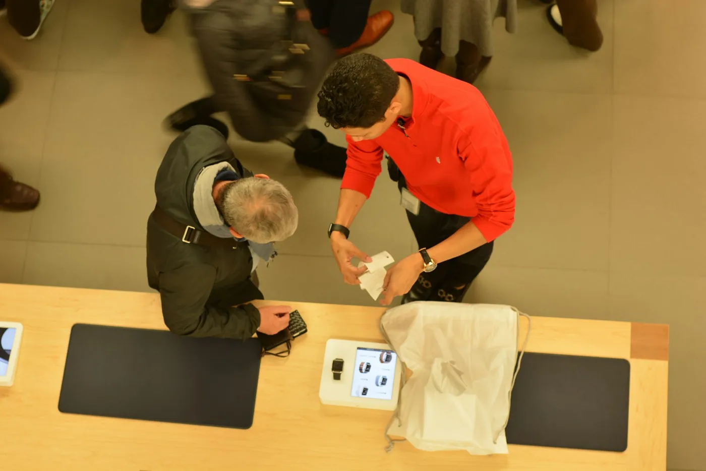 Client accueilli en magasin par un vendeur