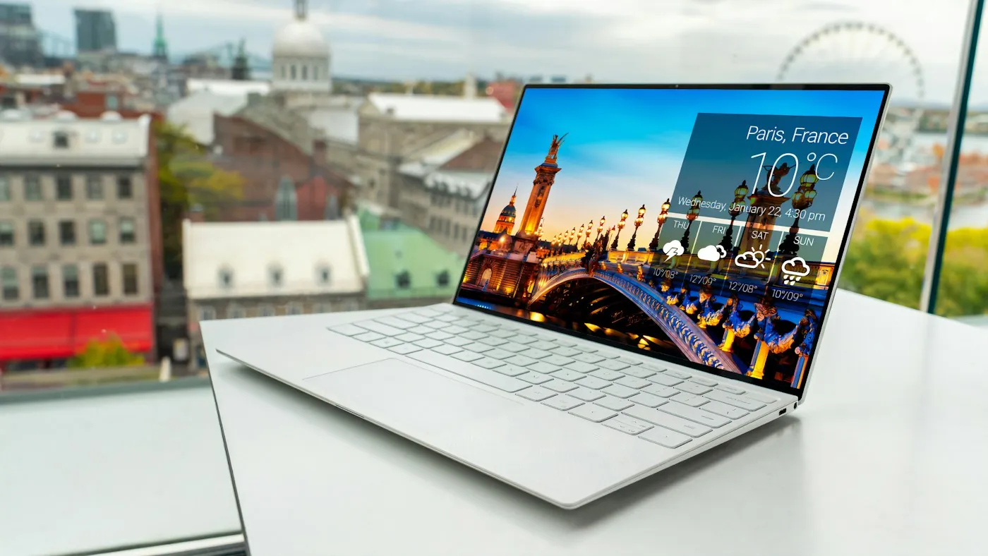 Ordinateur portable sur un bureau de travail
