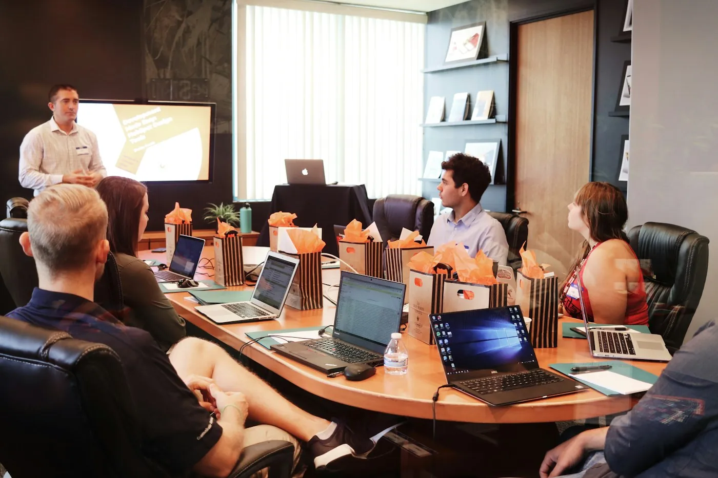 Réunion de travail sur une stratégie webmarketing