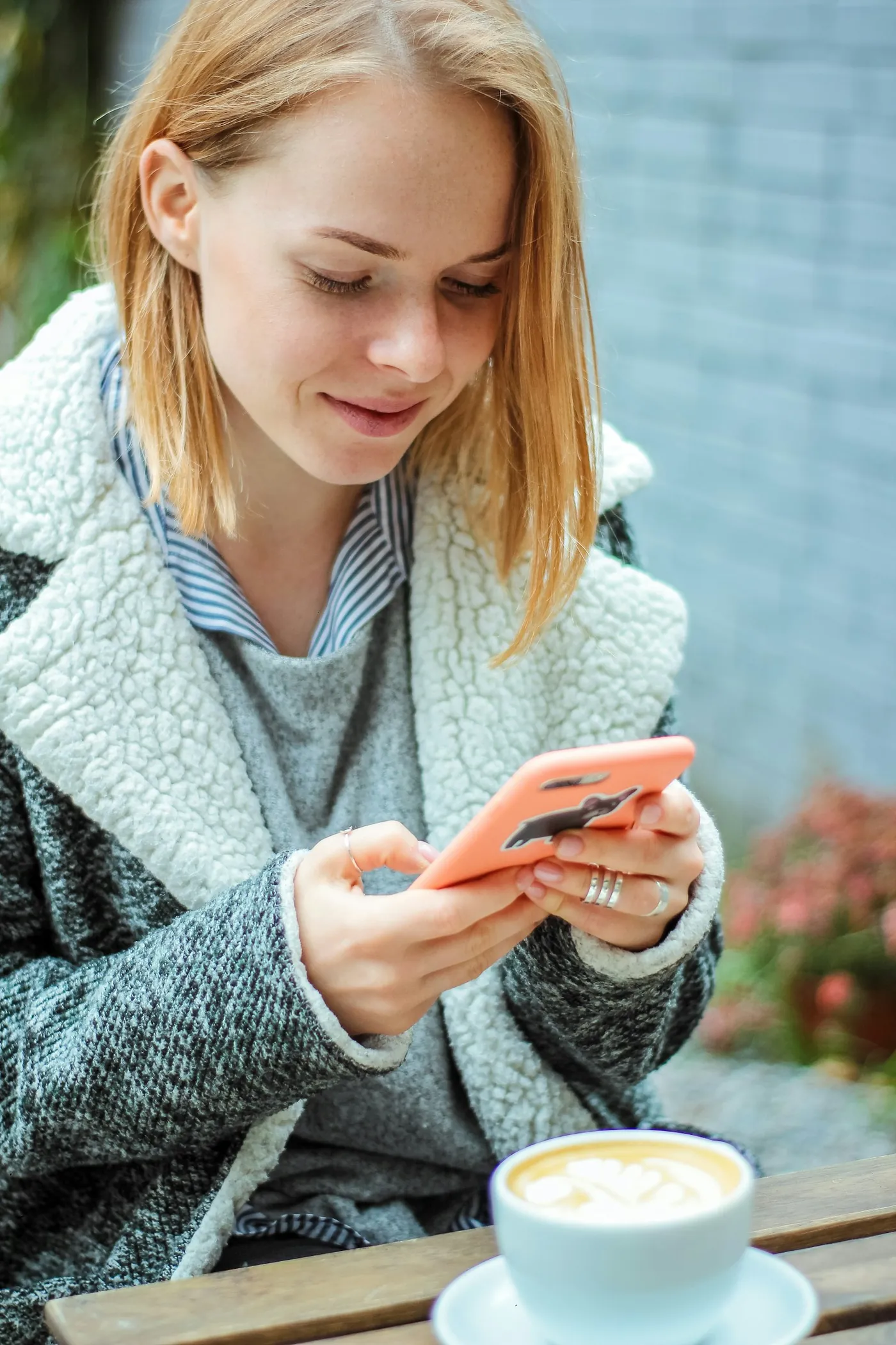 Cliente qui échange avec une entreprise sur son téléphone